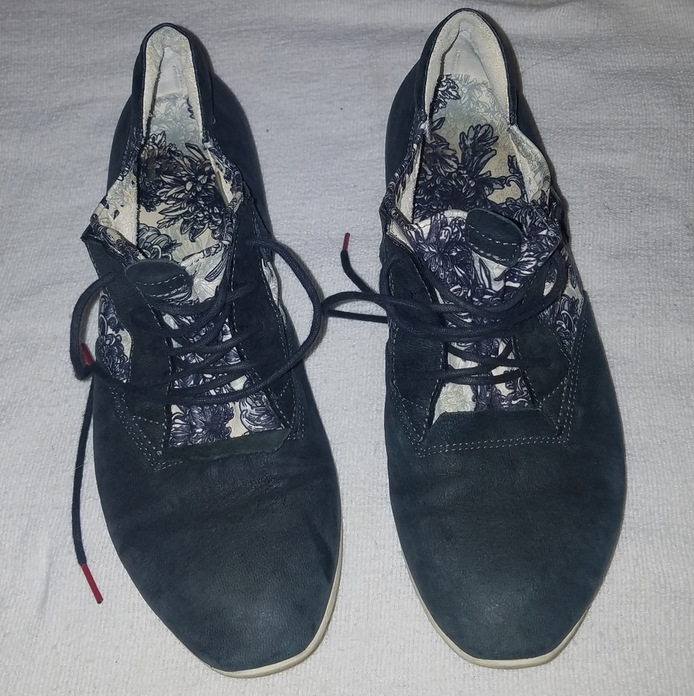 THINK! Black Lace up shoes size 8M